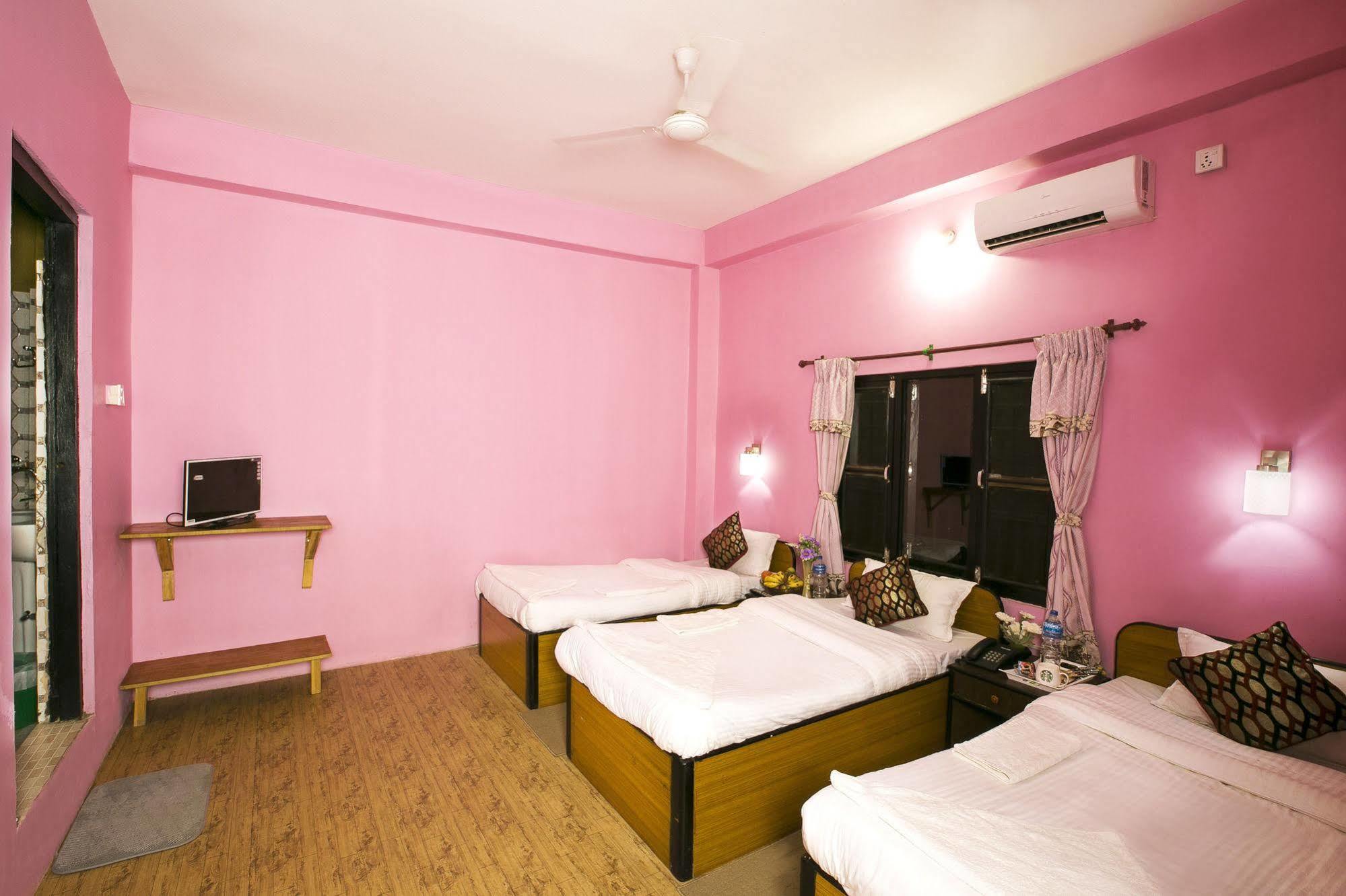 Sauraha Nana Hotel Buitenkant foto