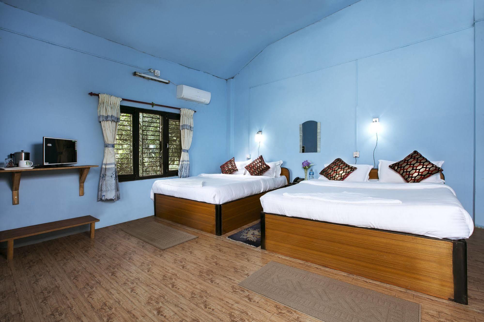 Sauraha Nana Hotel Buitenkant foto