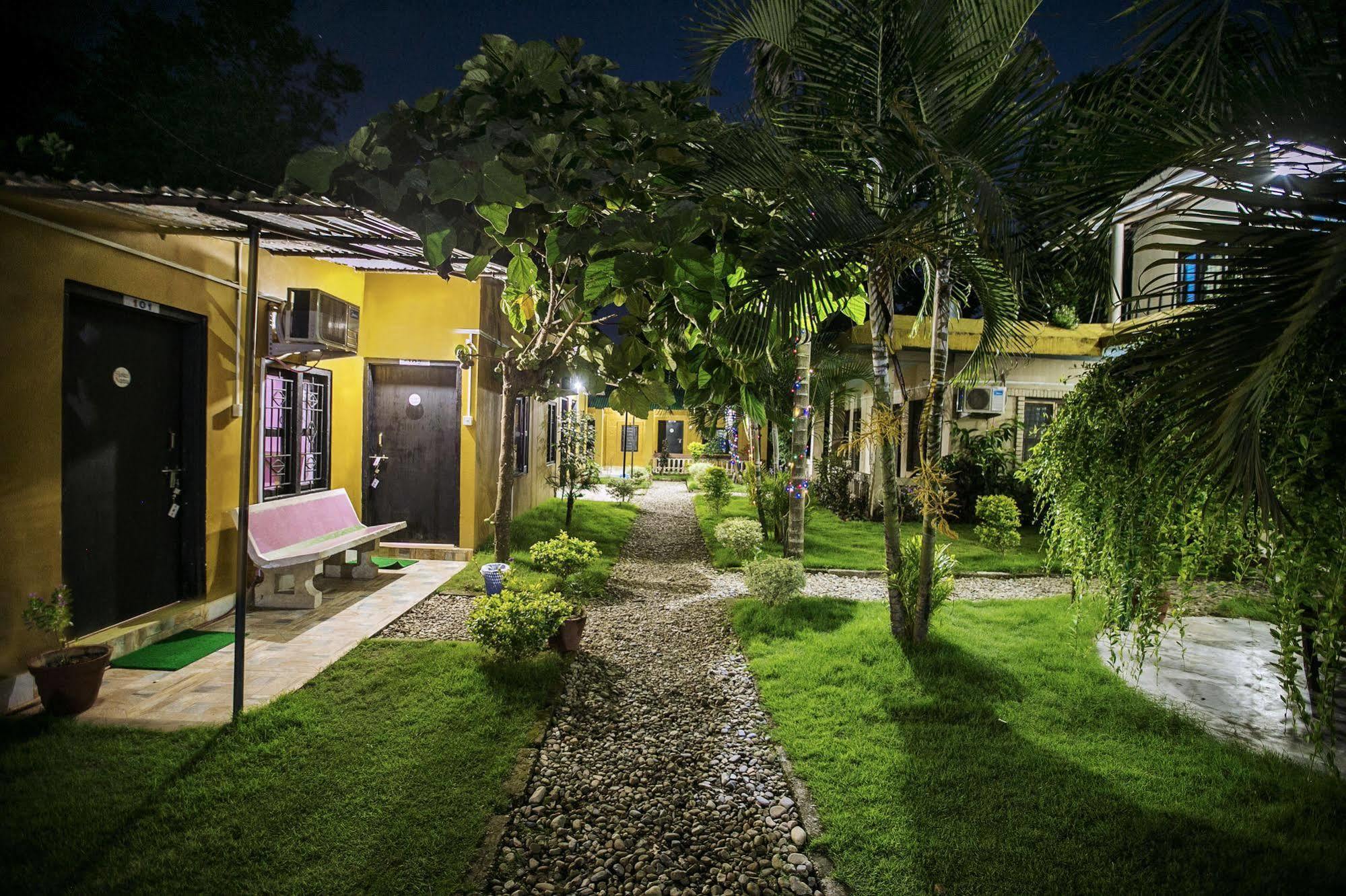 Sauraha Nana Hotel Buitenkant foto